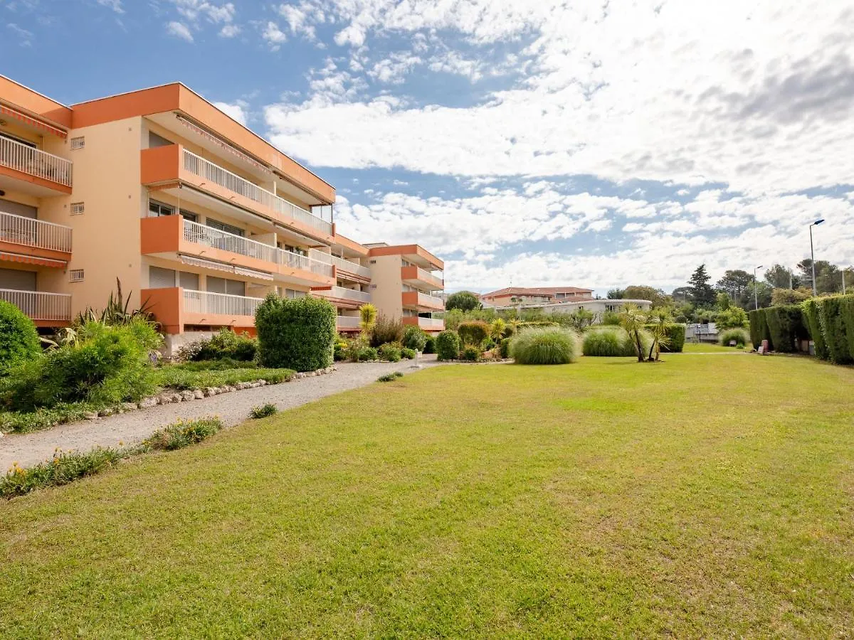 Apartment Studio Residence Les Gemeaux By Interhome Saint-Raphael